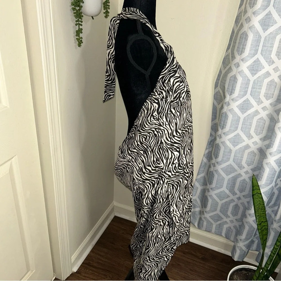 Plus Black Zebra Underwired Cross Front Bodycon Dress - Picture 4 of 8